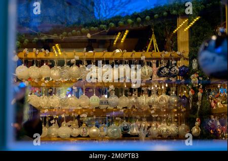 BONN, DEUTSCHLAND - 6. DEZEMBER 2022: Weihnachtsball-Ornamente in einem Marktladen Stockfoto