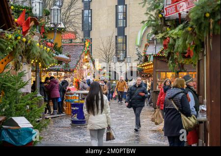 BONN, DEUTSCHLAND - 6. DEZEMBER 2022: Menschen auf dem Weihnachtsmarkt Stockfoto