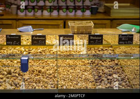 BONN, DEUTSCHLAND - 6. DEZEMBER 2022: Anbieter von Schalenfrüchten Stockfoto