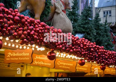 BONN, DEUTSCHLAND - 6. DEZEMBER 2022: Hunderte von roten Weihnachtsbällen auf einer Hütte Stockfoto