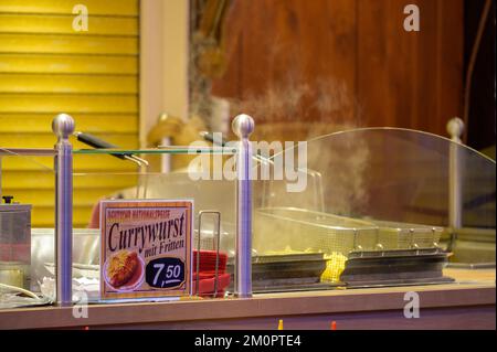 BONN, DEUTSCHLAND - 6. DEZEMBER 2022: Eine dampfende Fritteuse auf dem Weihnachtsmarkt Stockfoto