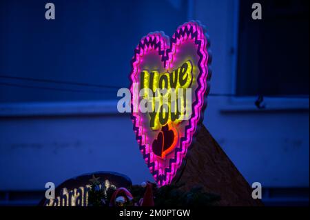 BONN, DEUTSCHLAND - 6. DEZEMBER 2022: Ein „Ich liebe dich“-Schild oben auf einem Marktstand Stockfoto