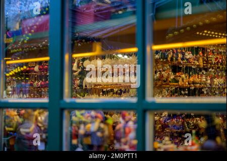 BONN, DEUTSCHLAND - 6. DEZEMBER 2022: Hunderte von Ornamenten in einem Weihnachtsdeko-Shop Stockfoto