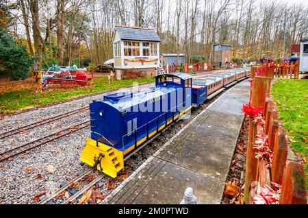 Santa Fe Zugmaschine und Signalbox bei der jährlichen Santa Special Veranstaltung in der Mizens Railway, Knaphill, Woking mit Miniaturzugfahrten für Kinder Stockfoto