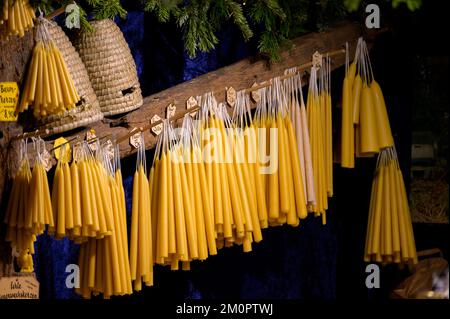 BONN, DEUTSCHLAND - 6. DEZEMBER 2022: Bienenwachs handgemachte Kerzen in einem Weihnachtsstand Stockfoto