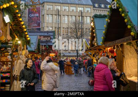 BONN, DEUTSCHLAND - 6. DEZEMBER 2022: Ein Gang auf dem traditionellen Weihnachtsmarkt Stockfoto