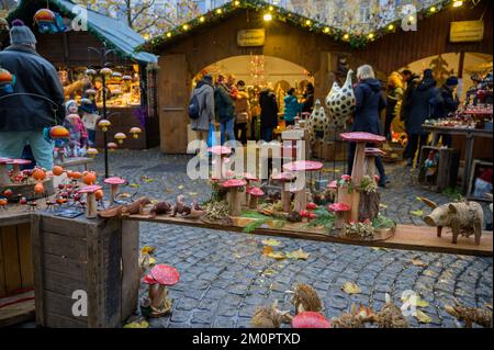 BONN, DEUTSCHLAND - 6. DEZEMBER 2022: Ein Holzbearbeitungsstand auf dem Weihnachtsmarkt Stockfoto