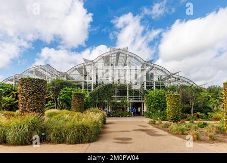 Eintritt zum Glasshouse im RHS Garden Wisley, Surrey, Südostengland, Großbritannien an einem sonnigen Tag mit blauem Himmel Stockfoto