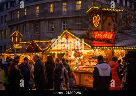 BONN, DEUTSCHLAND - 6. DEZEMBER 2022: Ein geschäftiger Süßwarenladen auf dem Weihnachtsmarkt Stockfoto