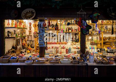 BONN, DEUTSCHLAND - 6. DEZEMBER 2022: Handgefertigte kenianische Artikel Weihnachtsmarkt Lieferant Stockfoto