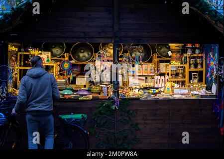 BONN - 6. DEZEMBER 2022: Musikinstrumentverkäufer auf dem Weihnachtsmarkt Stockfoto