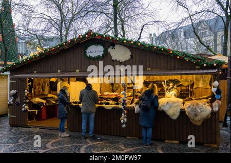 BONN, DEUTSCHLAND - 6. DEZEMBER 2022: Marktverkäufer von Wolle und Leder Stockfoto