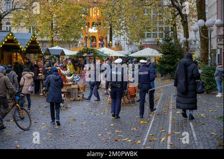 BONN, DEUTSCHLAND - 6. DEZEMBER 2022: Polizeibeamte patrouillieren auf dem Weihnachtsmarkt Stockfoto