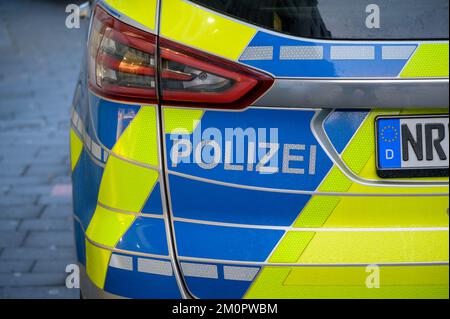 BONN, DEUTSCHLAND - 6. DEZEMBER 2022: Polizeischilder auf einem geparkten Polizeiwagen Stockfoto