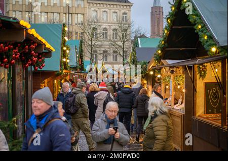 BONN, DEUTSCHLAND - 6. DEZEMBER 2022: Eine Menschenmenge auf dem Weihnachtsmarkt Stockfoto