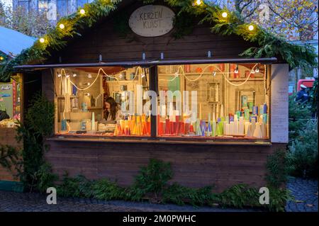 BONN, DEUTSCHLAND - 6. DEZEMBER 2022: Handgefertigte Kerzen auf dem Weihnachtsmarkt Stockfoto