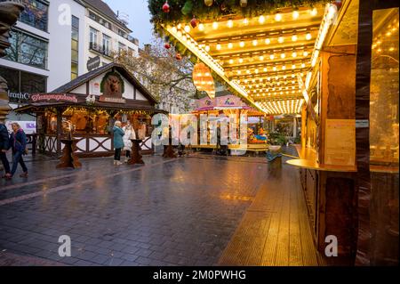 BONN, DEUTSCHLAND - 6. DEZEMBER 2022: Karussell und Imbissstände auf einem Weihnachtsmarkt Stockfoto