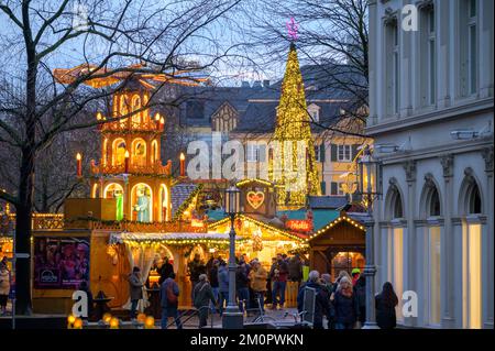 BONN, DEUTSCHLAND - 6. DEZEMBER 2022: Weihnachtsmarkt und historisches Postamt Stockfoto