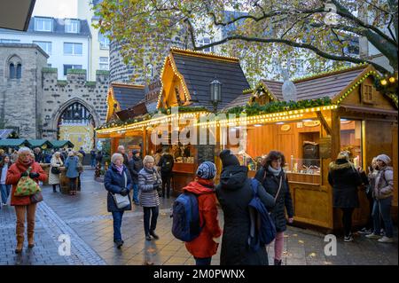 BONN, DEUTSCHLAND - 6. DEZEMBER 2022: Verkaufsstände mit Sterntor im Hintergrund Stockfoto