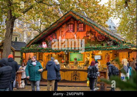 BONN, DEUTSCHLAND - 6. DEZEMBER 2022: Ein Imbissstand mit Weihnachtsdekorationen Stockfoto