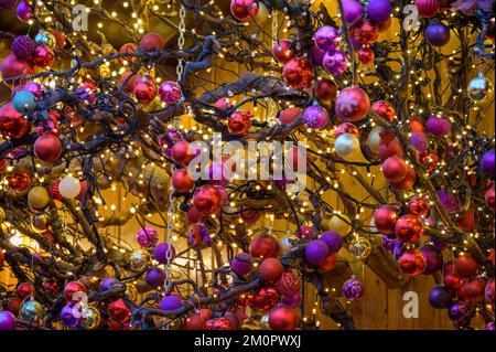 BONN, DEUTSCHLAND - 6. DEZEMBER 2022: Eine schwindelerregende Auswahl an Weihnachtsbällen Stockfoto