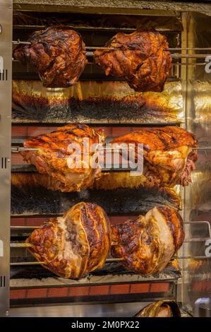 BONN, DEUTSCHLAND - 6. DEZEMBER 2022: Prager Schinken wird auf Spießen geröstet Stockfoto