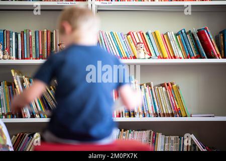 EINGEREICHT - 13. Mai 2019, Baden-Württemberg, Remshalden: Ein Schüler liest ein Buch in einer Grundschule. Einer Studie zufolge gibt es in Deutschland erhebliche Unterschiede im Wortschatz der Viertklässler. Dies ist das Ergebnis einer Analyse, für die das Institut für Schulentwicklungsforschung (IFS) der Universität Dortmund Daten von gut 4.600 Studenten der vierten Klasse landesweit evaluierte. Der Unterstützungsbedarf ist besonders groß bei Kindern, die selten oder nie ein Buch lesen, die nicht in Deutschland geboren sind und deren Eltern einen relativ niedrigen Bildungsstand haben. Foto: Sebastian Golln Stockfoto