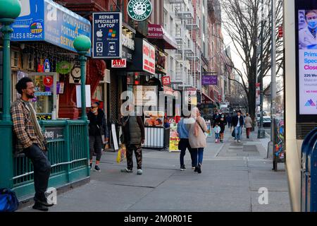 Eine Straßenszene entlang der W 14. St im Chelsea Viertel in Manhattan, New York, März 2022 Stockfoto