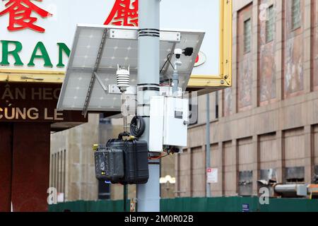 Eine solarbetriebene Luftüberwachungsstation, die an einem öffentlichen Versorgungsmast in der Nähe des Manhattan Detention Complex in Manhattan Chinatown, New York, montiert ist. Stockfoto