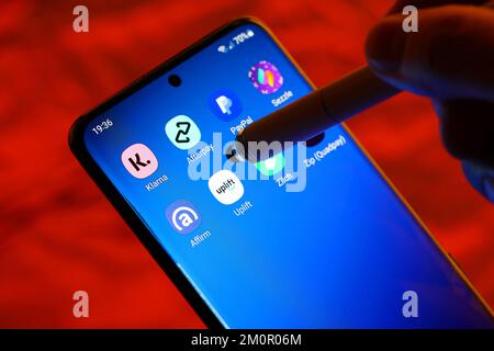 A Stylus Points to Buy Now Pay Later Apps Klarna, Afterpay, Affirm, Uplift, Sezzle, Zilch und PayPal zahlen in 4 auf einem Smartphone. Point-of-Sale-Darlehen. Stockfoto