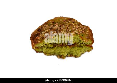 Traditionelle ägyptische gebratene Falafel-Bälle, grüner Burger, aus gemahlenen Kichererbsen und dicken Bohnen, frittierten Bällen oder frittiertem, gefülltem Witzbold Stockfoto