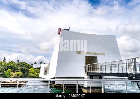 Eintritt USS Arizona Memorial Dock Pearl Harbor Honolulu Oahu Hawaii Memorial liegt über dem Schlachtschiff Arizona, das zum Zeitpunkt des Pearl Harbor Angriffs im Dezember gesunken ist Stockfoto