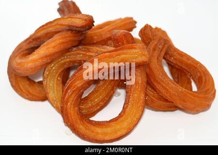 Türkische Churros, sehr beliebte Street Food oder Street Desserts in der Türkei, kreisförmiges Chalka Tatlisi Dessert in Öl gebraten und mit Honigsirup gesüßt, s Stockfoto