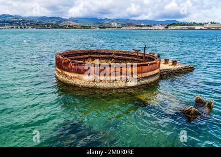 Der Tauchturm USS Arizona Memorial Dock Pearl Harbor Honolulu Oahu Hawaii Memorial liegt über dem Schlachtschiff Arizona, das zur Zeit von Pearl Harbor atta versenkt wurde Stockfoto