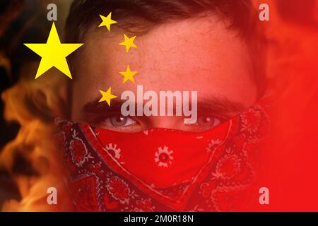 Proteste Gegen China. Chinesische Immobilien- und Schuldenkrise. Kein Protest und Lockdown-Protest in China. Junger Mann mit Bandana. Demonstration der Revolution. Feuer, f Stockfoto