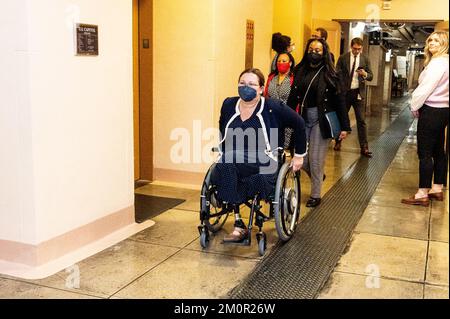 Washington, Usa. 07.. Dezember 2022. USA Senatorin Tammy Duckworth (D-IL) in der Nähe der U-Bahn des Senats. Kredit: SOPA Images Limited/Alamy Live News Stockfoto