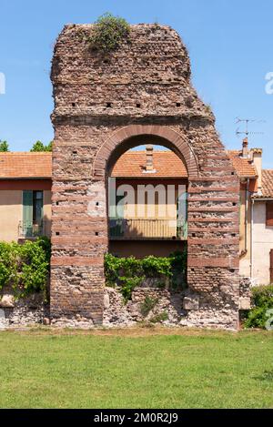 Frejus, Var, Provence-Alpes-Cotes-d’Azur, Frankreich – 24. Mai 2022 : The d’Oree Gate « Porte d’Orée » of the Ruins of the Frejus gallo-Roman Thermal Bath Stockfoto