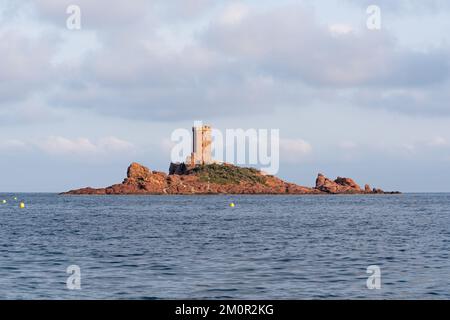 Goldene Insel (l’Île d’Or) mit seinem Turm in der Nähe des Dramont Cap in der Gemeinde Saint-Raphael (Var, Provence-Alpes-Cotes-d’Azur, Frankreich) Stockfoto