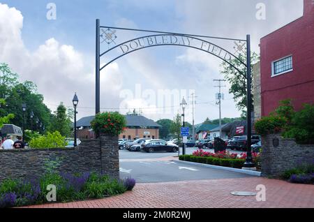 COOPERSTOWN, NEW YORK - 21. JUNI 2021: Bogenschild über dem Eingang zum Doubleday Field, Teil der National Baseball Hall of Fame. Stockfoto
