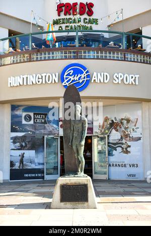 HUNTINGTON BEACH, KALIFORNIEN - 7. DEZEMBER 2022: Statue von Duke Kahanamoku am Surfing Hall of Fame Walk an der Main Street und am PCH. Stockfoto