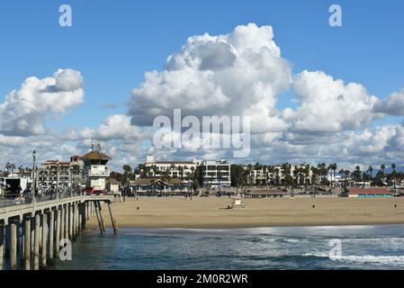 HUNTINGTON BEACH, KALIFORNIEN - 7. DEZ. 2022: Blick vom Huntington Beach Pier in Richtung Stadt und Promenade. Stockfoto