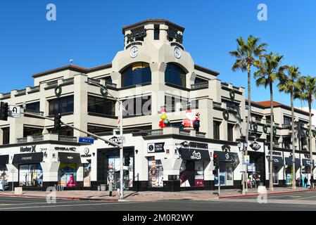 HUNTINGTON BEACH, KALIFORNIEN - 7. DEZEMBER 2022: Jack Surfboards an der Kreuzung von PCH und Main Street. Stockfoto