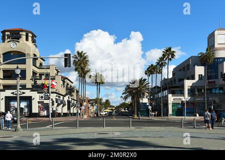 HUNTINGTON BEACH, KALIFORNIEN - 7. DEZ. 2022: Blick auf die Main Street vom Huntington Beach Pier. Stockfoto