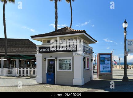 HUNTINGTON BEACH, KALIFORNIEN - 7. DEZ. 2022: Besucherinformation Stand am Pier in Huntington Beach, Main Street und Pacific Coast Highway. Stockfoto