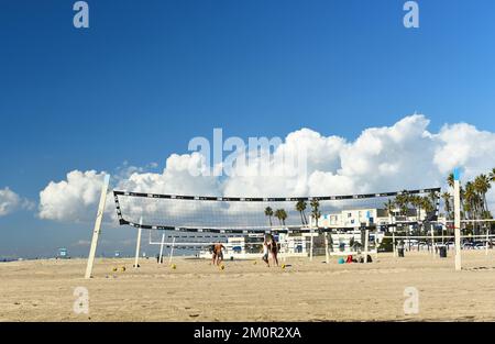 HUNTINGTON BEACH, KALIFORNIEN - 7. DEZ. 2022: Volleyballspieler am Pier in Huntington Beach. Stockfoto