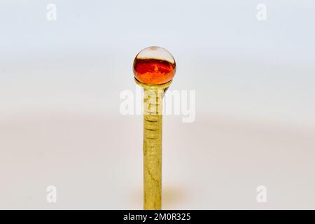 Makrowassertropfen auf einem Nagelkopffoto Stockfoto