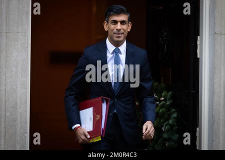 London, Großbritannien. 07.. Dezember 2022. Premierminister Rishi Sunak verlässt die Downing Street 10, damit das Parlament die Fragen des Premierministers in London beantworten kann. Kredit: SOPA Images Limited/Alamy Live News Stockfoto