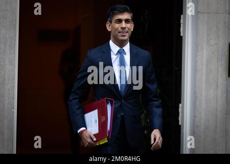 London, Großbritannien. 07.. Dezember 2022. Premierminister Rishi Sunak verlässt die Downing Street 10, damit das Parlament die Fragen des Premierministers in London beantworten kann. (Foto: Tejas Sandhu/SOPA Images/Sipa USA) Guthaben: SIPA USA/Alamy Live News Stockfoto