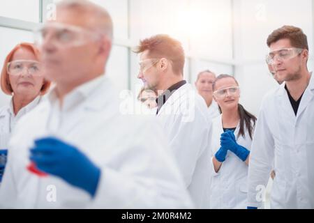 Gruppe von Forschern, die an einem neuen Impfstoff arbeiten. Stockfoto