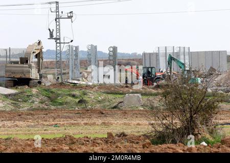 Gaza, Palästina. 07.. Dezember 2022. Israelische Arbeiter arbeiten in der Nähe der Grenze zu Gaza, während Bulldozer und Kräne Karni an der Handelsübergangsstelle auf der Ostseite von Gaza-Stadt demontieren, da Israel beschloss, eine Sicherheitsbarriere am Standort des seit langem stillgelegten Terminals zu erweitern. Kredit: SOPA Images Limited/Alamy Live News Stockfoto